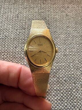 VINTAGE SEIKO - Tiny Quartz Gold Tone Mesh Bracelet Watch